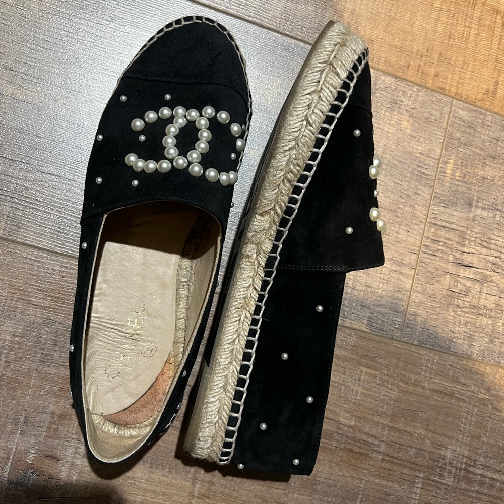 Chanel Espadrilles (black suede with pearls) - Picture 3 of 4